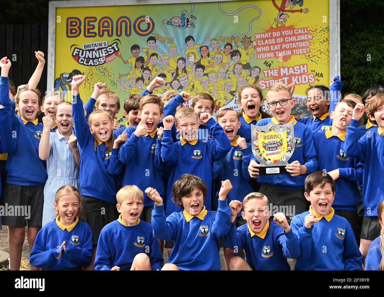 USO EDITORIALE SOLO gli allievi della classe Voyager Year 5 alla Whitehill Junior School svelano un cartellone che illustra il loro scherzo vincente mentre vengono presentati con il trofeo Beano 'Britain's Funniest Class' dal fumettista Danny Pearson, Hertfordshire. Data foto: Mercoledì 29 giugno 2022. La classe si è rivolta alla barzelletta vincente: "Che cosa chiami una classe di bambini che mangiano patate usando le dita dei piedi? - The Mash Street Kids!". La competizione è stata feroce quest'anno con scherzi esilaranti provenienti da tutta la nazione e ricevendo oltre 190.000 voti dal pubblico. L'iniziativa annuale, cr Foto Stock USO EDITORIALE SOLO gli allievi della classe Voyager Year 5 alla Whitehill Junior School svelano un cartellone che illustra il loro scherzo vincente mentre vengono presentati con il trofeo Beano 'Britain's Funniest Class' dal fumettista Danny Pearson, Hertfordshire. Data foto: Mercoledì 29 giugno 2022. La classe si è rivolta alla barzelletta vincente: "Che cosa chiami una classe di bambini che mangiano patate usando le dita dei piedi? - The Mash Street Kids!". La competizione è stata feroce quest'anno con scherzi esilaranti provenienti da tutta la nazione e ricevendo oltre 190.000 voti dal pubblico. L'iniziativa annuale, cr Foto Stock