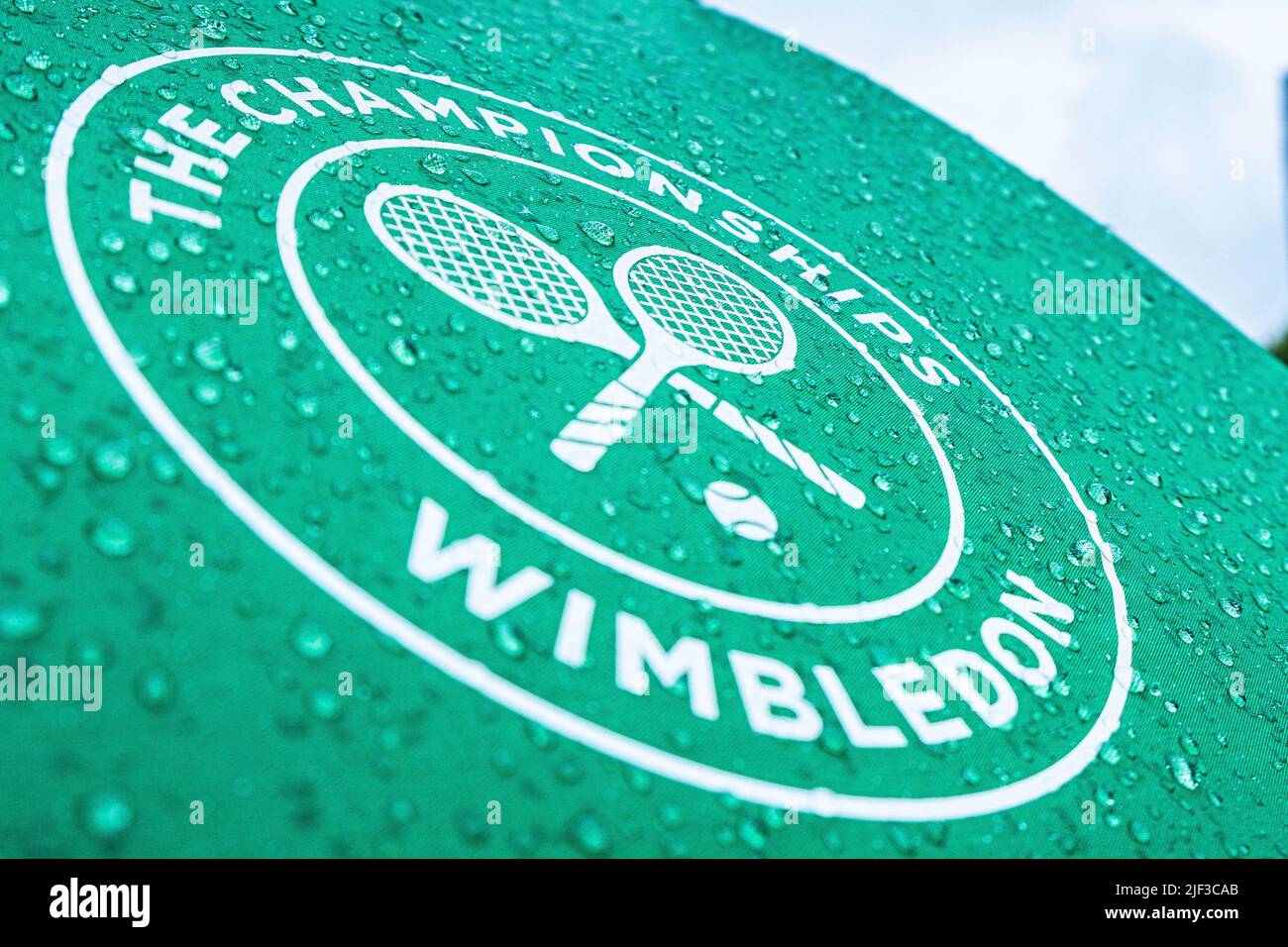 Londra, Regno Unito. 29th giugno 2022. Tennis: Grand Slam/WTA Tour/ATP Tour - Wimbledon. Le rogge e il logo del torneo possono essere visualizzati su un ombrello. Credit: Frank Molter/dpa/Alamy Live News Foto Stock