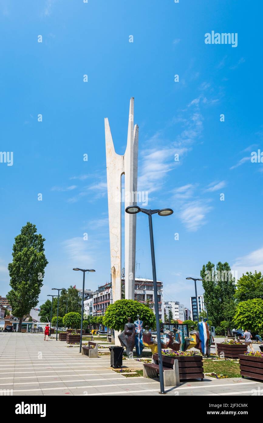 Pristina, Kosovo - Giugno 2022: Monumento alla Fratellanza e all'unità a Pristina, Kosovo. E' uno dei famosi monumenti commemorativi jugoslavi dei Balcani Foto Stock