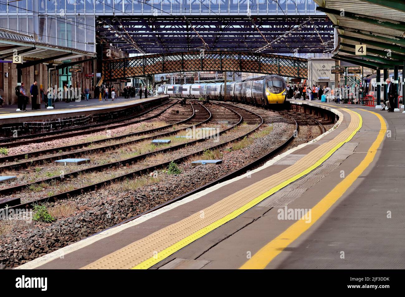 Treno Avanti West Coast che arriva al binario 4 alla stazione Carlisle Citadel. Foto Stock