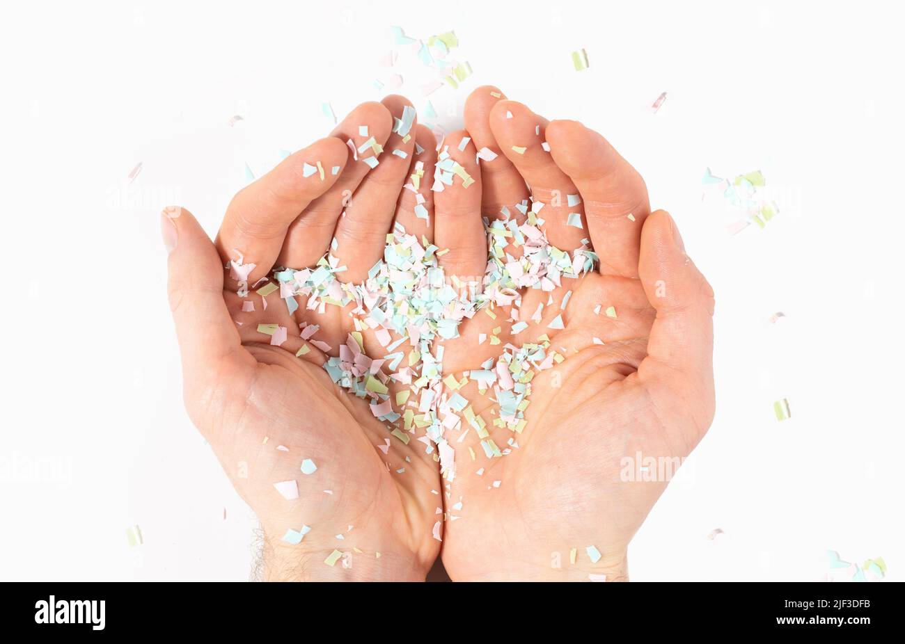 Un colpo di microplastica è a portata di mano. Concetto di inquinamento idrico e riscaldamento globale. L'idea del danno ambientale. Sfondo bianco, vista dall'alto. Foto Stock