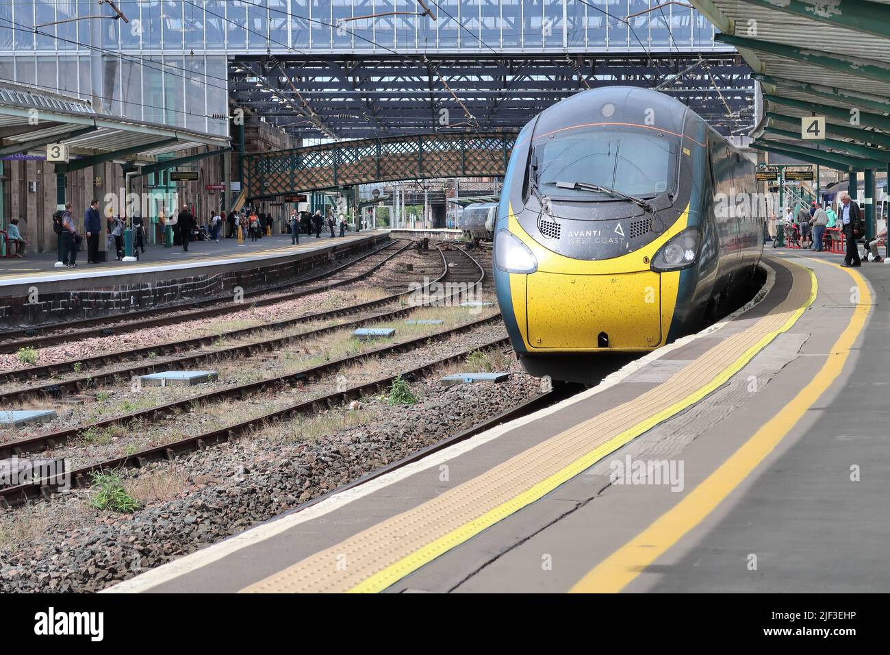 Treno Avanti West Coast che arriva al binario 4 alla stazione Carlisle Citadel. Foto Stock