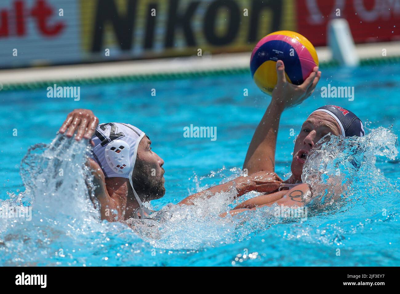 BUDAPEST, UNGHERIA - GIUGNO 29: Angelos Vlachopoulos di Grecia, Hannes Daube di Stati Uniti durante i campionati mondiali FINA Budapest 2022 partita Grecia / USA al complesso di nuoto Alfred Hajos il 29 giugno 2022 a Budapest, Ungheria (Foto di Albert ten Hove/Orange Pictures) credito: Orange Pics BV/Alamy Live News Foto Stock