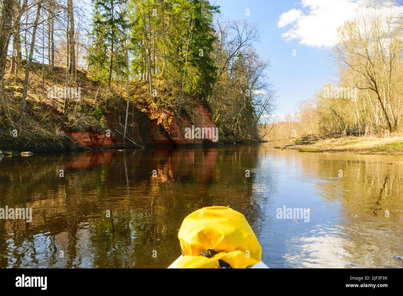 vista da paddle board al fiume selvaggio in una soleggiata giornata di primavera, vacanze attive all'aperto, sport acquatici Foto Stock
