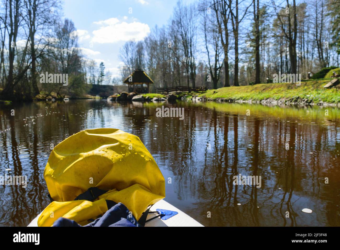 vista da paddle board al fiume selvaggio in una soleggiata giornata di primavera, vacanze attive all'aperto, sport acquatici Foto Stock