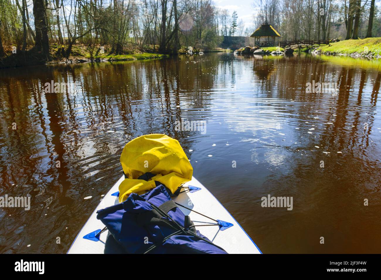 vista da paddle board al fiume selvaggio in una soleggiata giornata di primavera, vacanze attive all'aperto, sport acquatici Foto Stock
