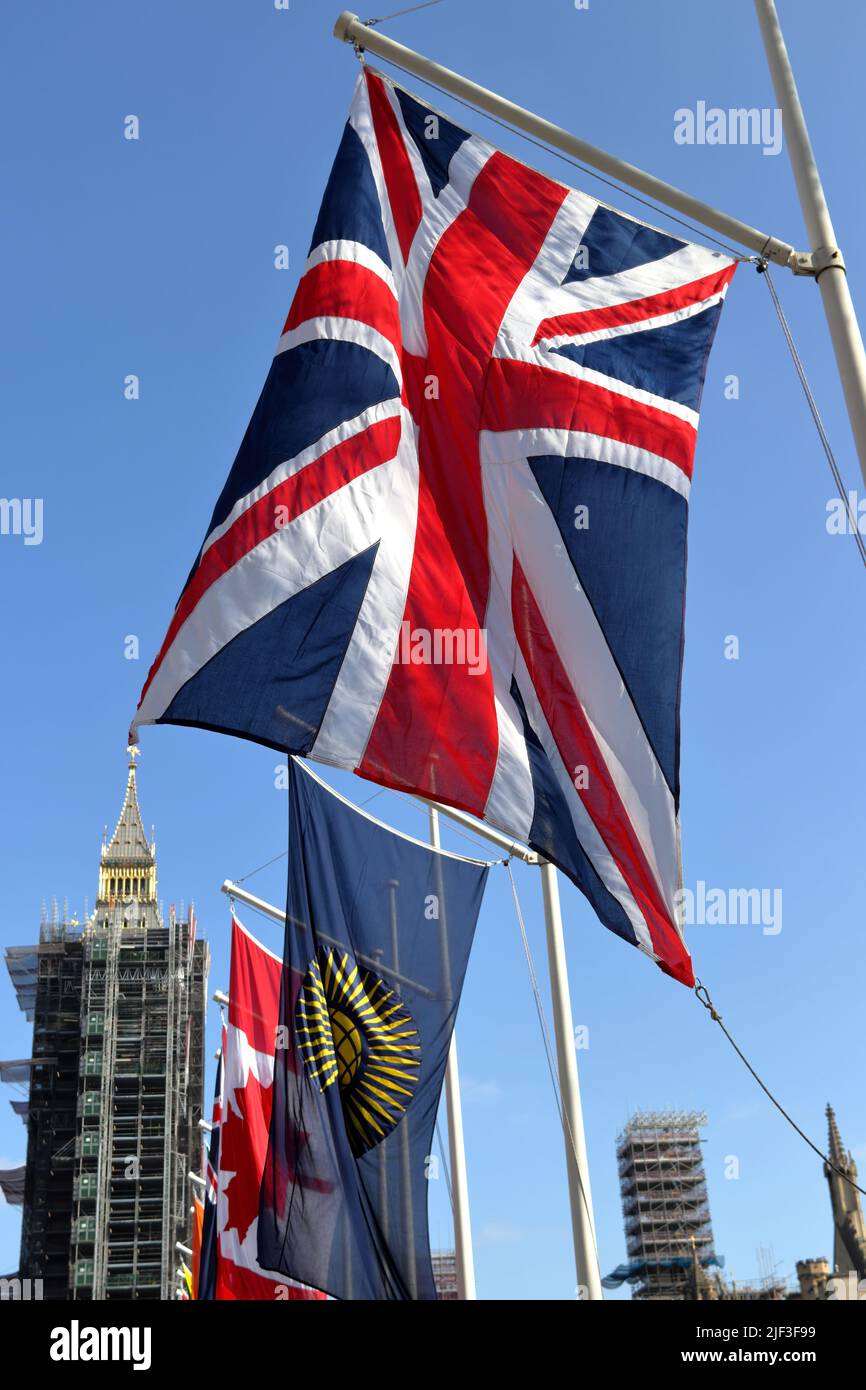 Union Jack, bandiera del Regno Unito, e bandiere del Commonwealth delle Nazioni nel Parliament Square Garden, Londra, con Big ben sullo sfondo Foto Stock