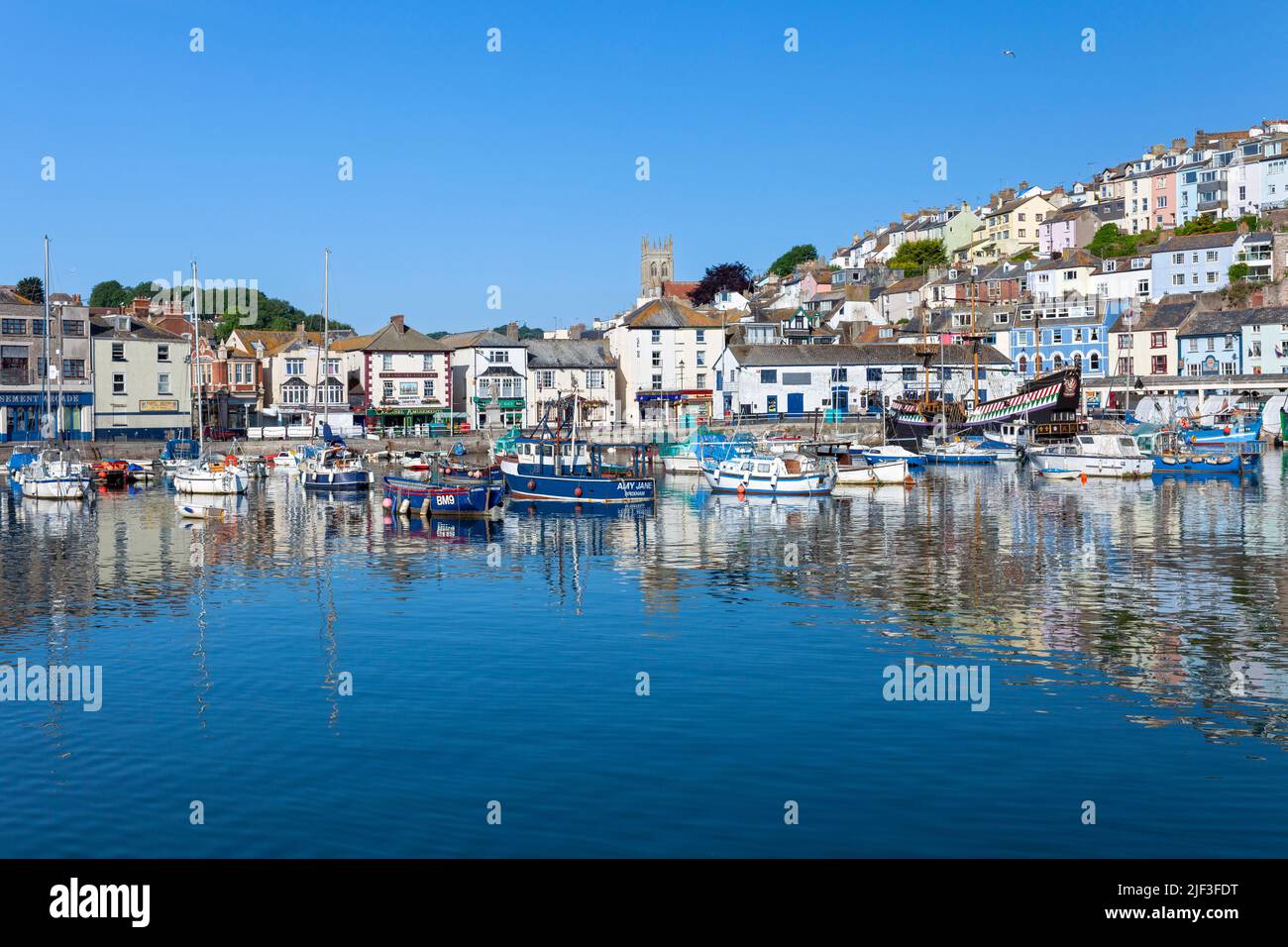 Europa, Regno Unito, Inghilterra, Devon, Torbay, Brixham Harbour e lo Strand con barche ormeggiate Foto Stock