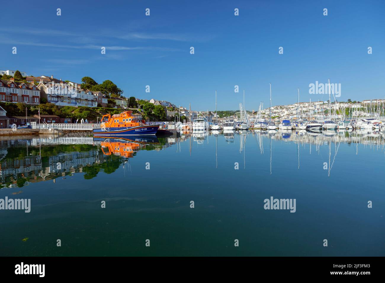 Europa, Regno Unito, Inghilterra, Devon, Torbay, Brixham Marina con ormeggiata Lifeboat RNLI 17-28 'Alec e Christina Dykes' Foto Stock