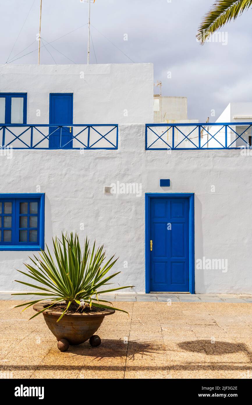 Architettura dipinta di bianco ad Arrecife, capitale di Lanzarote, Isole Canarie, Spagna Foto Stock