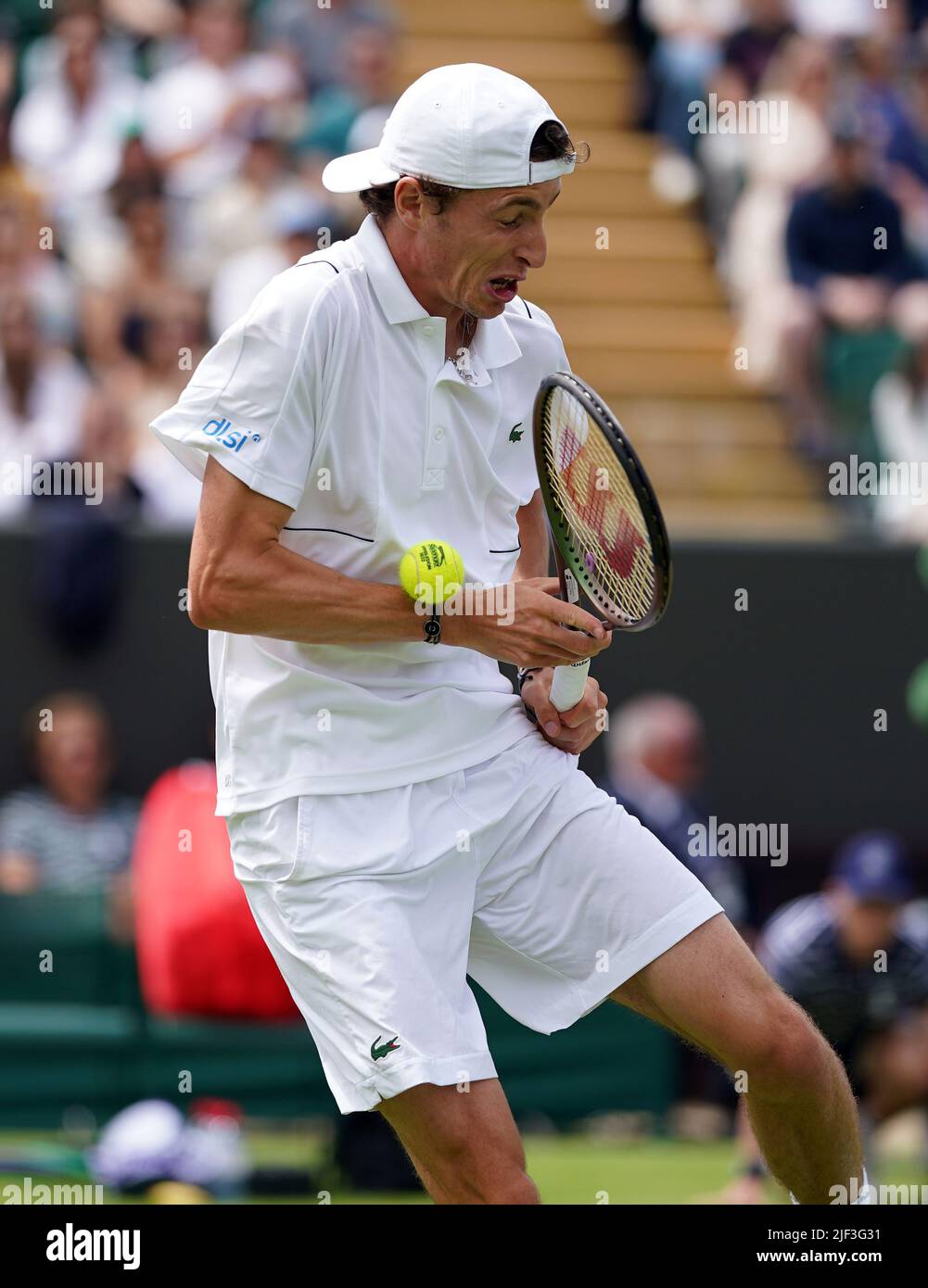 Ugo Humbert in azione contro Casper Ruud il terzo giorno dei campionati di Wimbledon 2022 all'All England Lawn Tennis and Croquet Club, Wimbledon. Data foto: Mercoledì 29 giugno 2022. Foto Stock