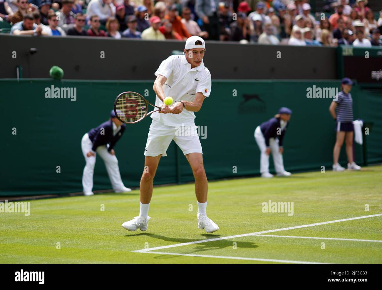 Ugo Humbert in azione contro Casper Ruud il terzo giorno dei campionati di Wimbledon 2022 all'All England Lawn Tennis and Croquet Club, Wimbledon. Data foto: Mercoledì 29 giugno 2022. Foto Stock