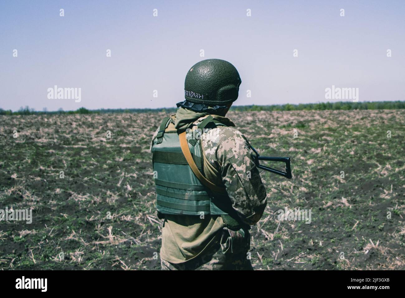 Il soldato militare cammina fino alla sua base. Soldati militari ucraini sono in prima linea nel villaggio di Novoivanovk, regione di Dnepropetrovsk. Le truppe russe hanno concentrato i loro sforzi in questa zona e hanno cercato di invadere più a fondo il paese. Foto Stock
