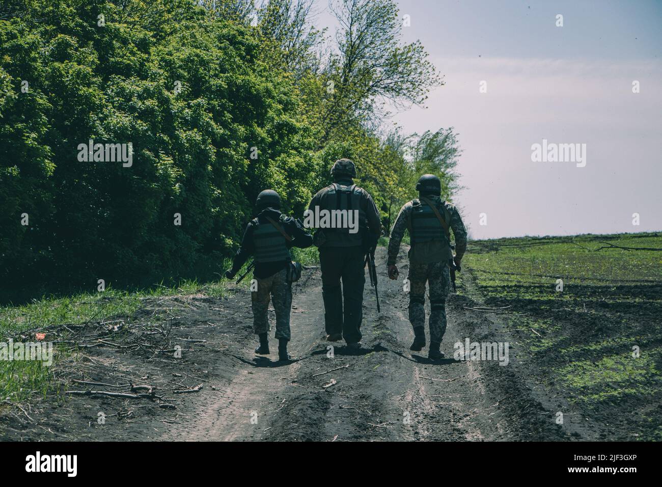 Soldati militari che camminano fino alla loro base. Soldati militari ucraini sono in prima linea nel villaggio di Novoivanovk, regione di Dnepropetrovsk. Le truppe russe hanno concentrato i loro sforzi in questa zona e hanno cercato di invadere più a fondo il paese. Foto Stock