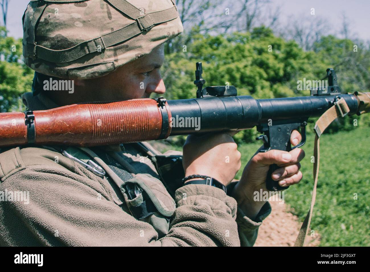 Soldato militare alla sua posizione in prima linea. Soldati militari ucraini sono in prima linea nel villaggio di Novoivanovk, regione di Dnepropetrovsk. Le truppe russe hanno concentrato i loro sforzi in questa zona e hanno cercato di invadere più a fondo il paese. Foto Stock