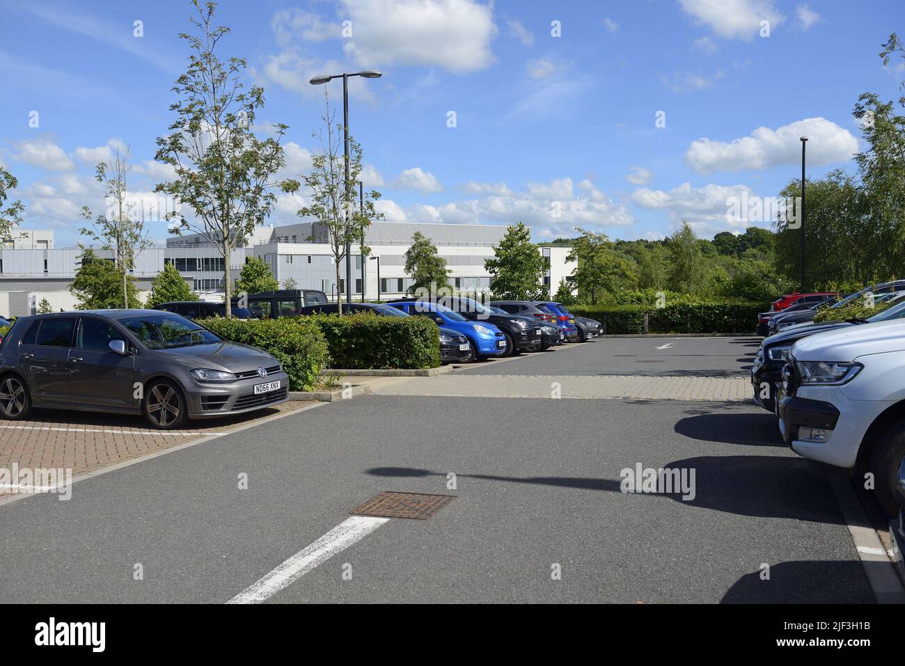 Tunbridge Wells Hospital, Pembury, vicino a Royal Tunbridge Wells, Kent, Regno Unito. Parte del Maidstone e Tunbridge Wells NHS Trust - parcheggio per i visitatori Foto Stock