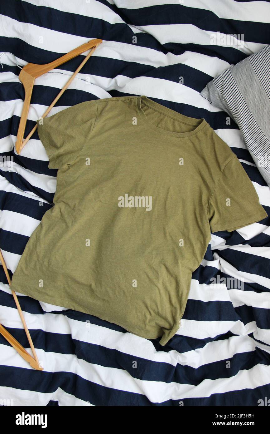 Mockup casual in t-shirt di cotone per stampa. T-shirt a manica corta vuota sullo sfondo a righe. Foto Stock