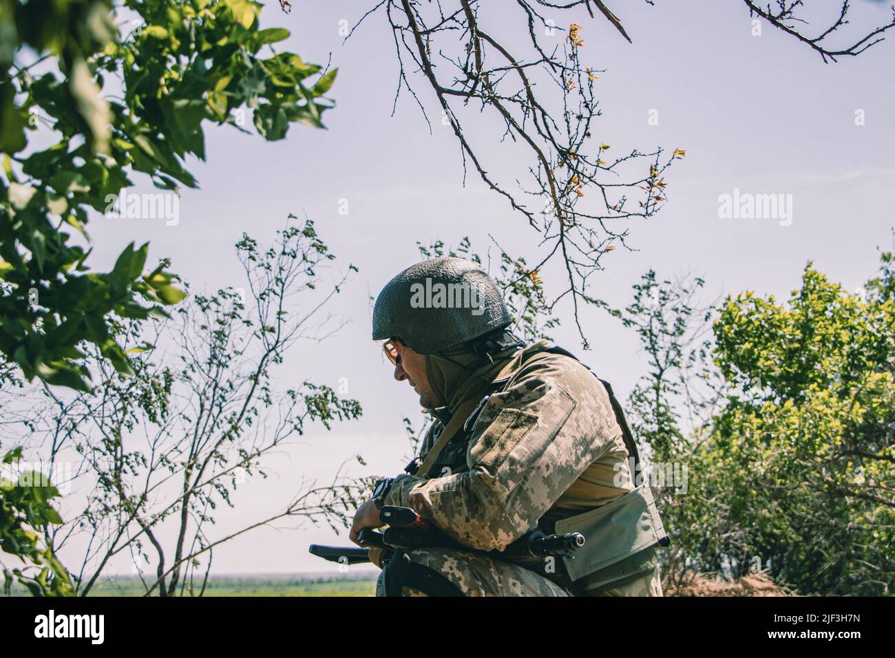 Novoivanovk, Ucraina. 06th maggio 2022. Soldato militare alle sue posizioni in prima linea. Soldati militari ucraini sono in prima linea nel villaggio di Novoivanovk, regione di Dnepropetrovsk. Le truppe russe hanno concentrato i loro sforzi in questa zona e hanno cercato di invadere più a fondo il paese. (Foto di Lara Hauser/SOPA Images/Sipa USA) Credit: Sipa USA/Alamy Live News Foto Stock