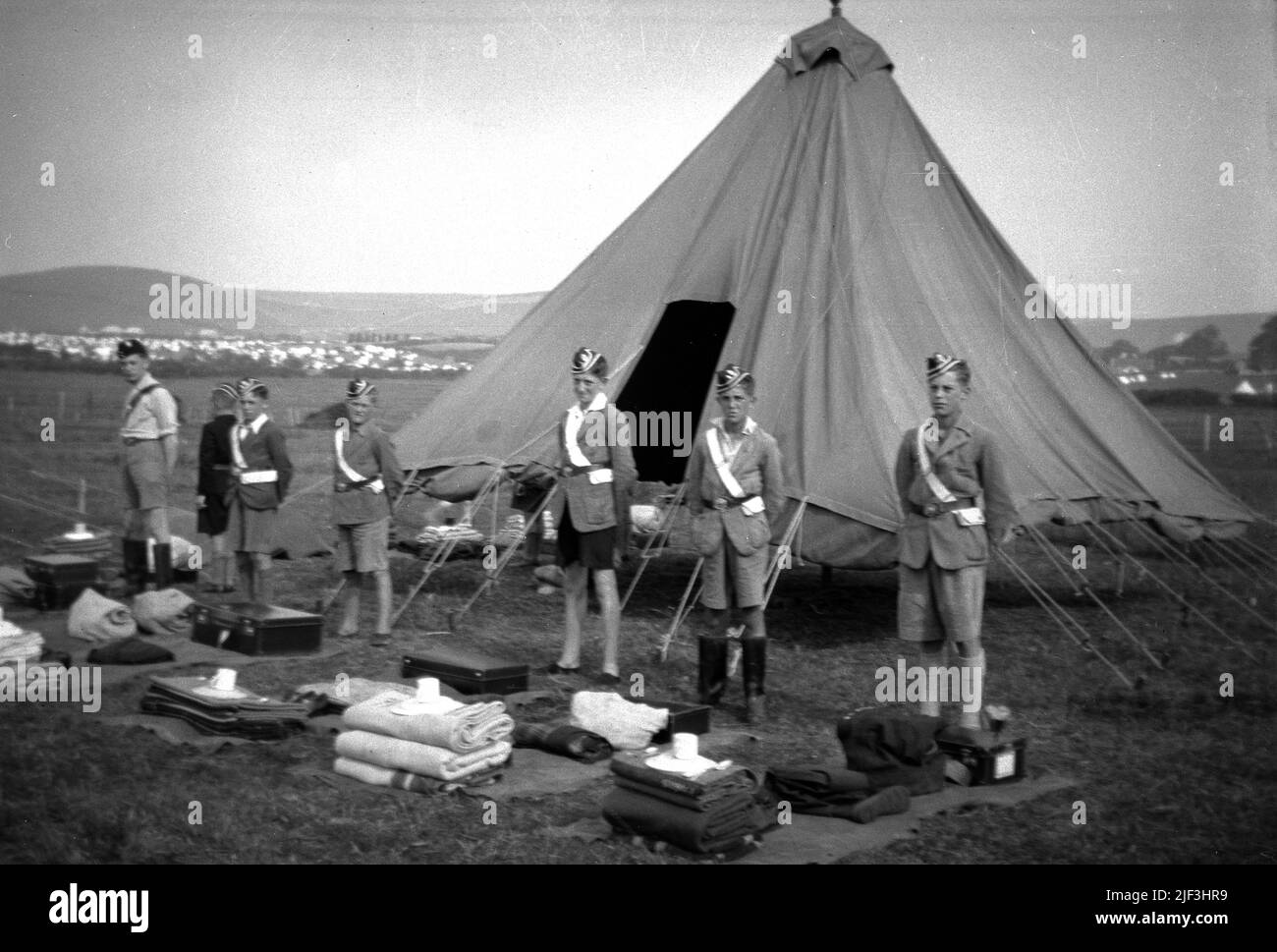 Fine 1930s, storico, Boys Brigade, kit di ispezione per i giovani al campo, Newbury, Berks, Inghilterra, Regno Unito. Introdotto tre anni dopo che la Brigade fu fondata nel 1883 a Glasgow da Sir William Alexander Smith, il campeggio divenne presto uno dei movimenti giovanili più popolari attività ricreative. Foto Stock