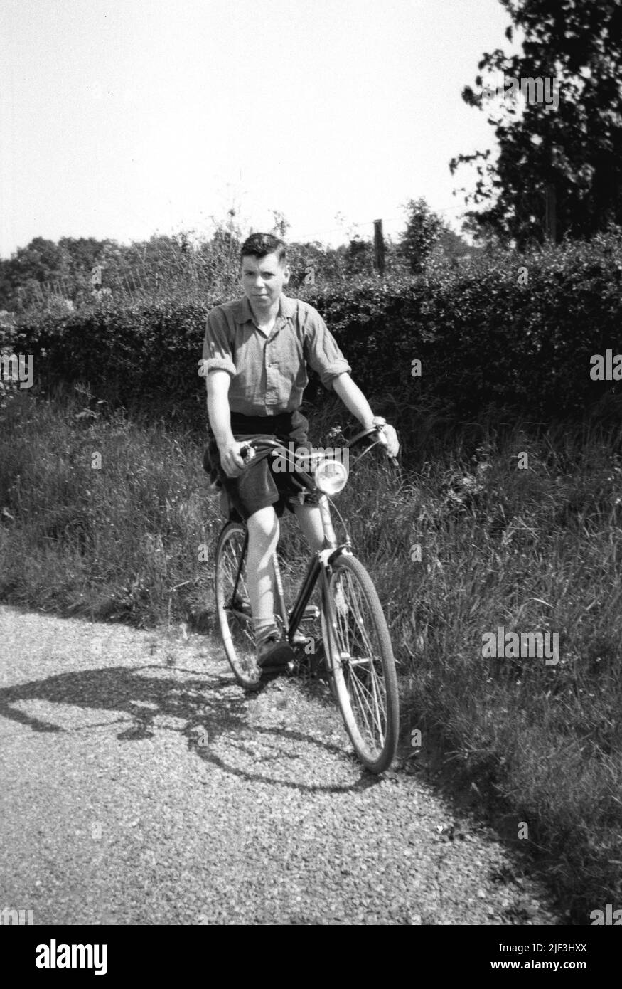1930s, storico, un giovane in bicicletta su una corsia di campagna, Newbury, Berks, Inghilterra, Regno Unito. Foto Stock