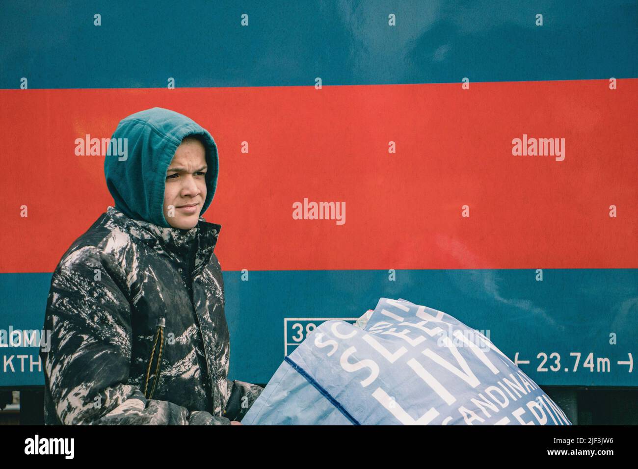 Il ragazzo ucraino cammina intorno alla stazione con i suoi effetti personali. La stazione ferroviaria di Záhony è il principale punto di accesso dell'Ungheria per migliaia di rifugiati in fuga dall'invasione russa. (Foto di Lara Hauser / SOPA Images/Sipa USA) Foto Stock