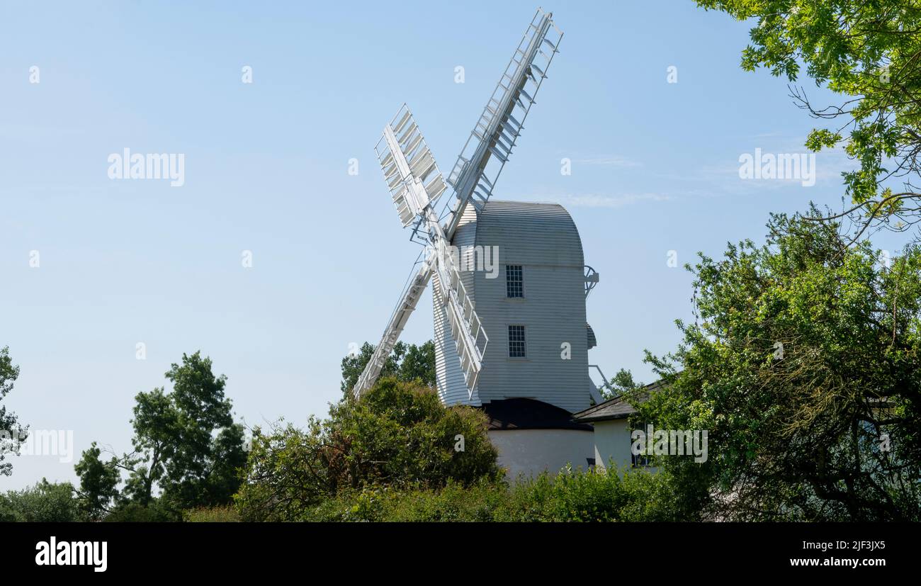 Saxstead Green Post Windmill contro un cielo blu, Suffolk, Regno Unito Foto Stock