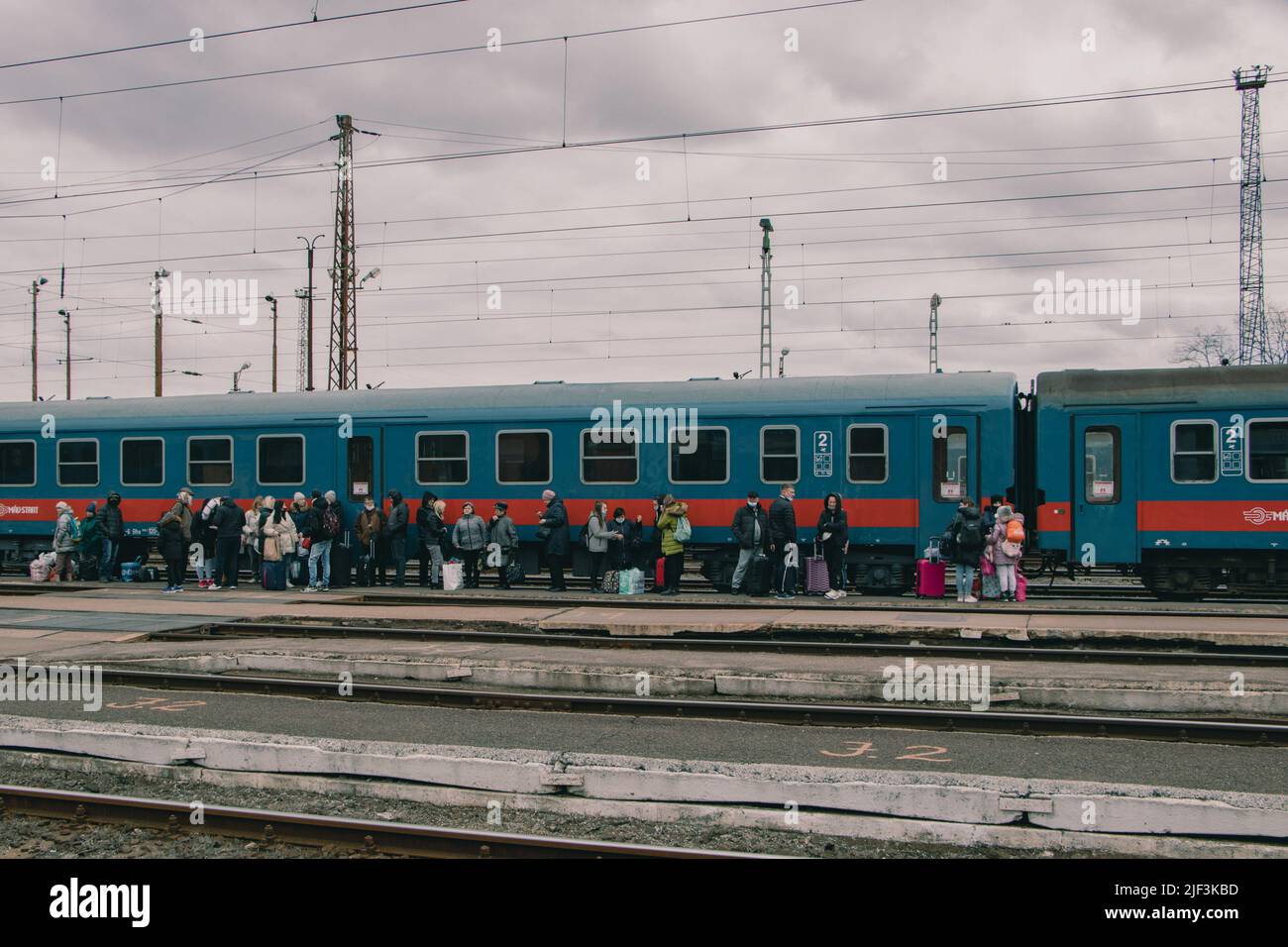 5 marzo 2022, ZÂ·hony, Szabolcs-SzatmÃr-Bereg, Ungheria: I rifugiati ucraini stanno aspettando di fronte al treno per ottenere la registrazione. La stazione ferroviaria di ZÃhony è il principale punto di accesso dell'Ungheria per migliaia di rifugiati in fuga dall'invasione russa. (Credit Image: © Lara Hauser/SOPA Images via ZUMA Press Wire) Foto Stock