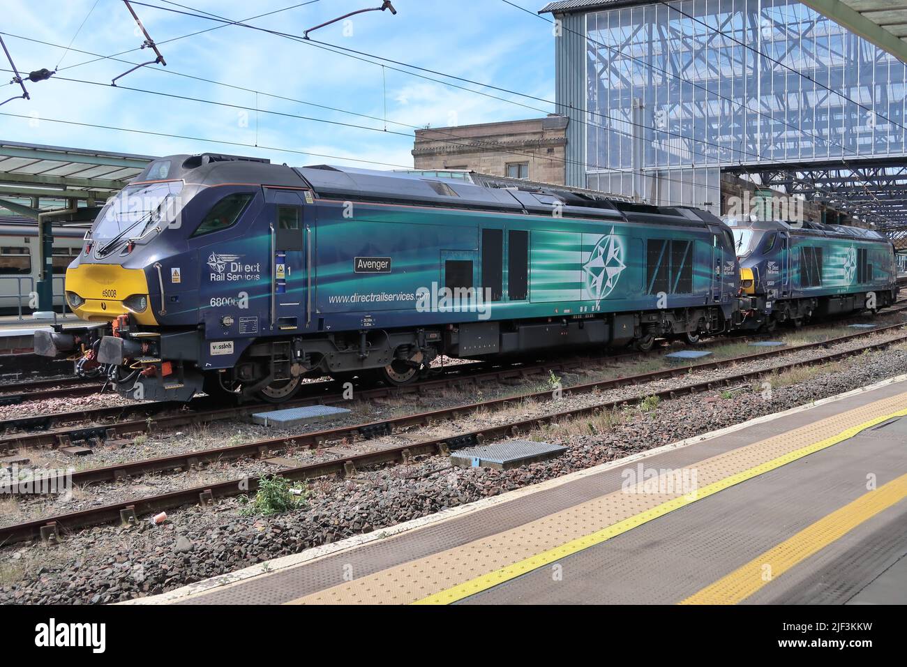 Locomotive DRS classe 68 NOS 68008 Avenger e 68009 Titan in posizione centrale alla stazione Carlisle Citadel. Foto Stock