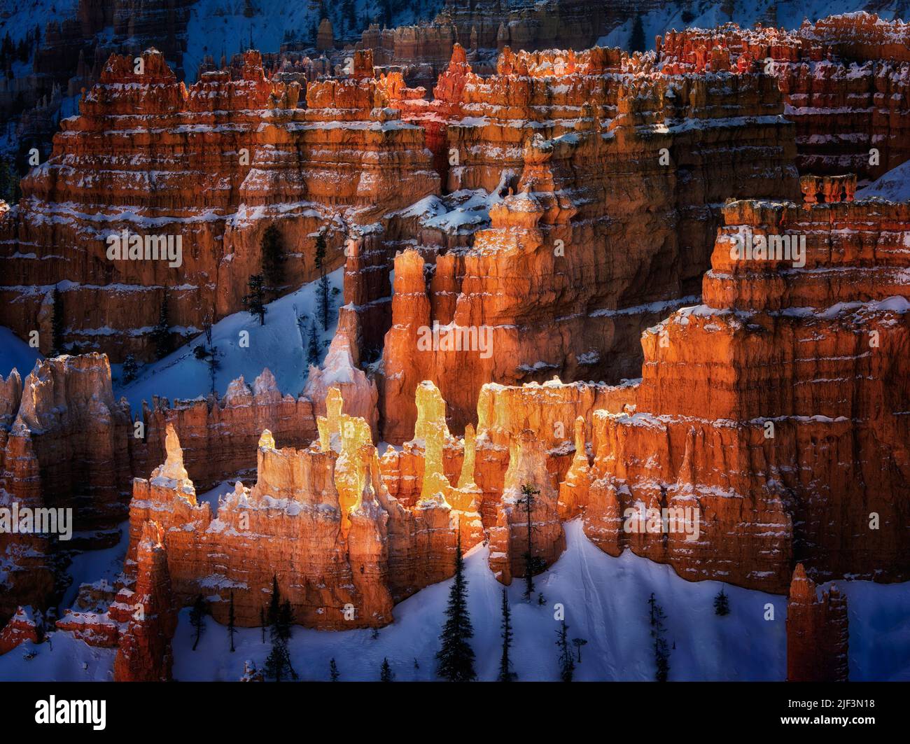Neve su Hoodoos. Parco Nazionale di Bryce Canyon, Utah Foto Stock