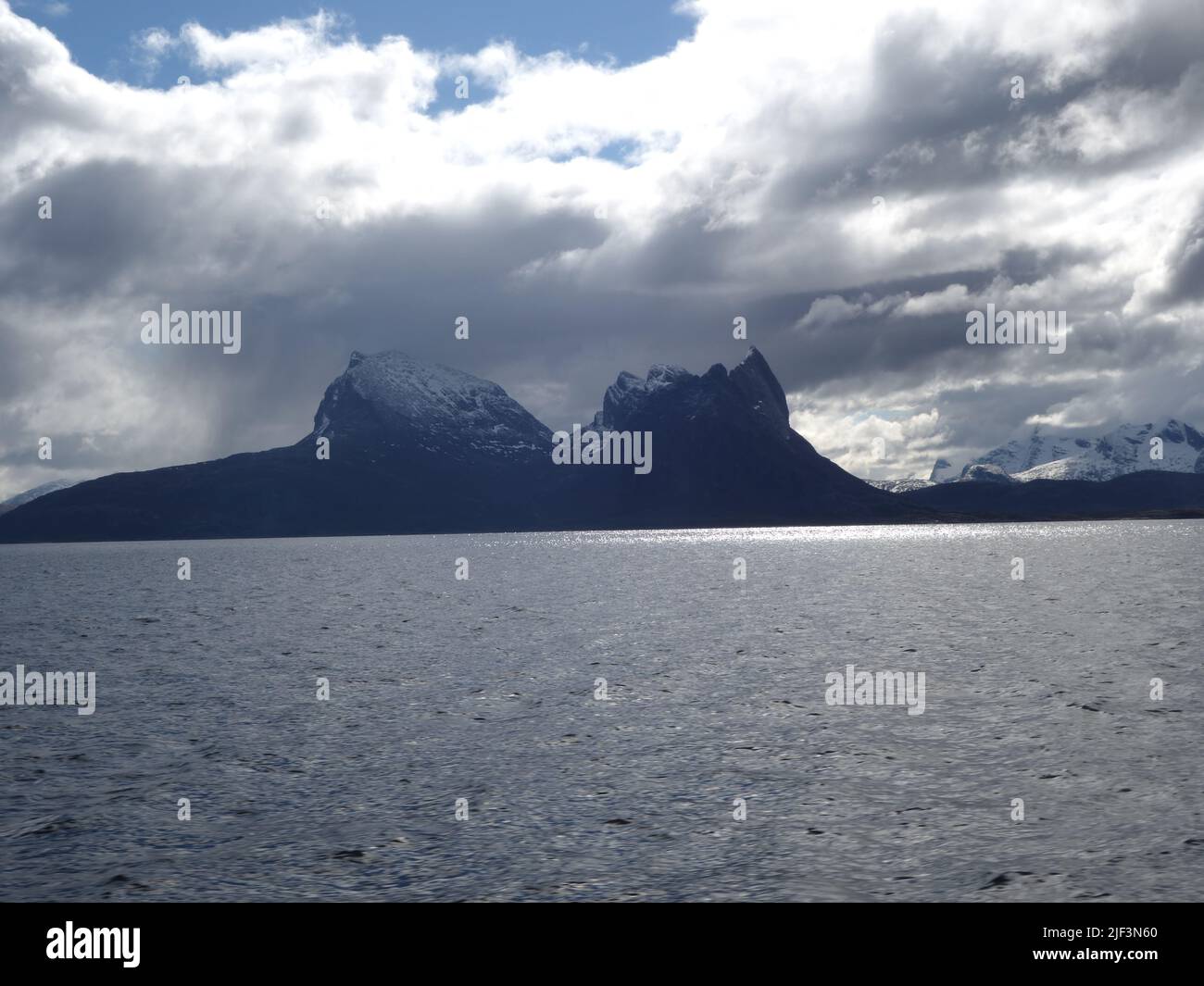 Vista dalla barca express verso Kjærringøy, e le cime della montagna; Eidetinden 1020 masl, Kaffetind 885 masl, Opplitindan 863 masl, Strandåtinden. Foto Stock