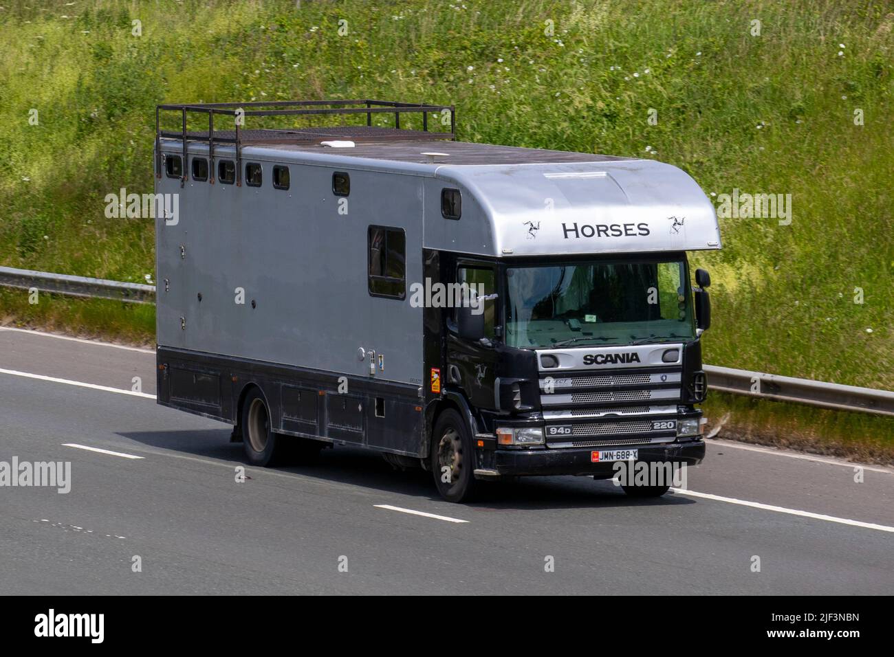 Isle of Man ha registrato 1999 anni novanta, 90s Scania 94D 8970cc 2-Axle cabinato diesel che viaggiava sull'autostrada M61 vicino Manchester, Regno Unito Foto Stock