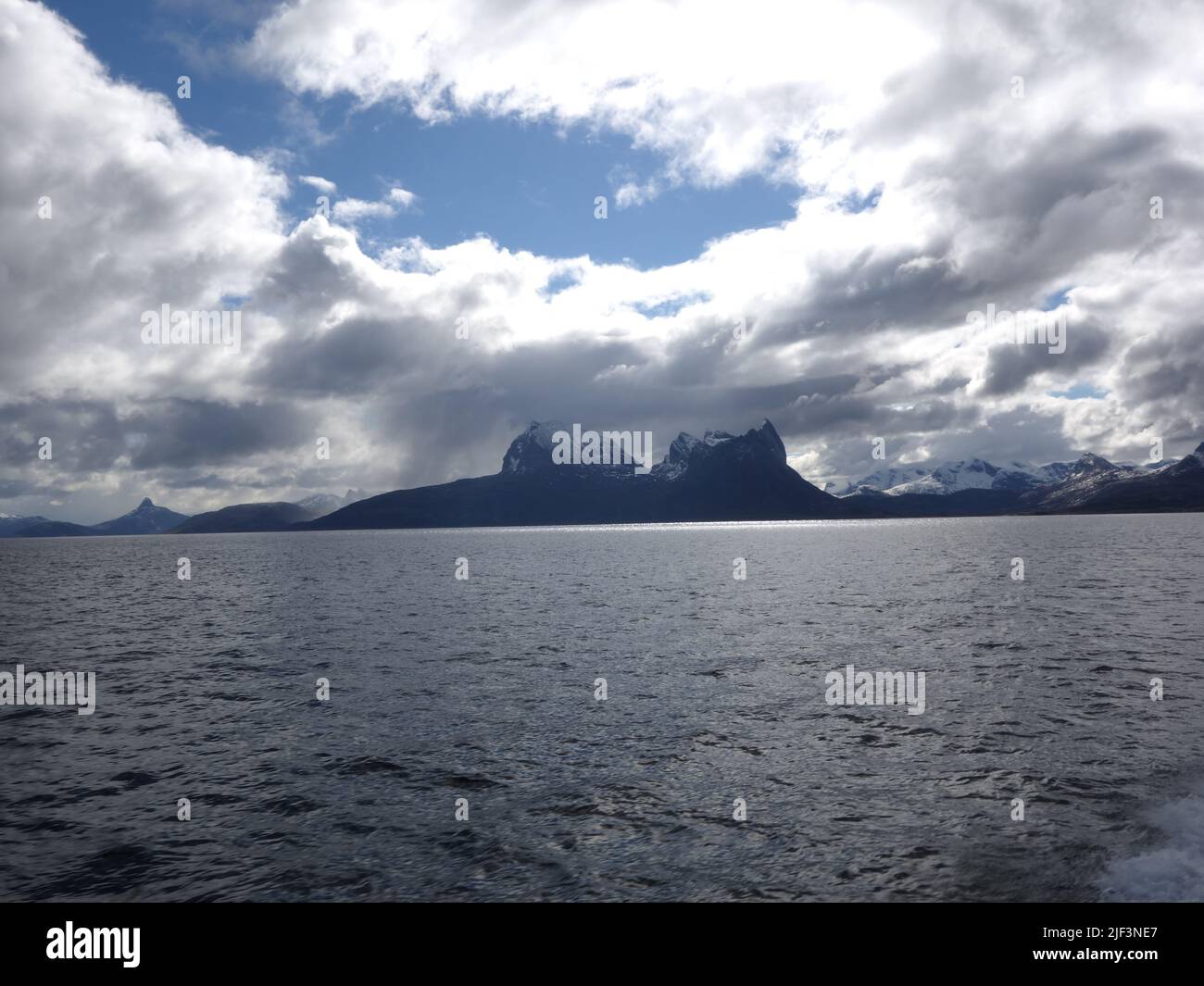 Vista dalla barca express verso Kjærringøy, e le cime della montagna; Eidetinden 1020 masl, Kaffetind 885 masl, Opplitindan 863 masl, Strandåtinden. Foto Stock