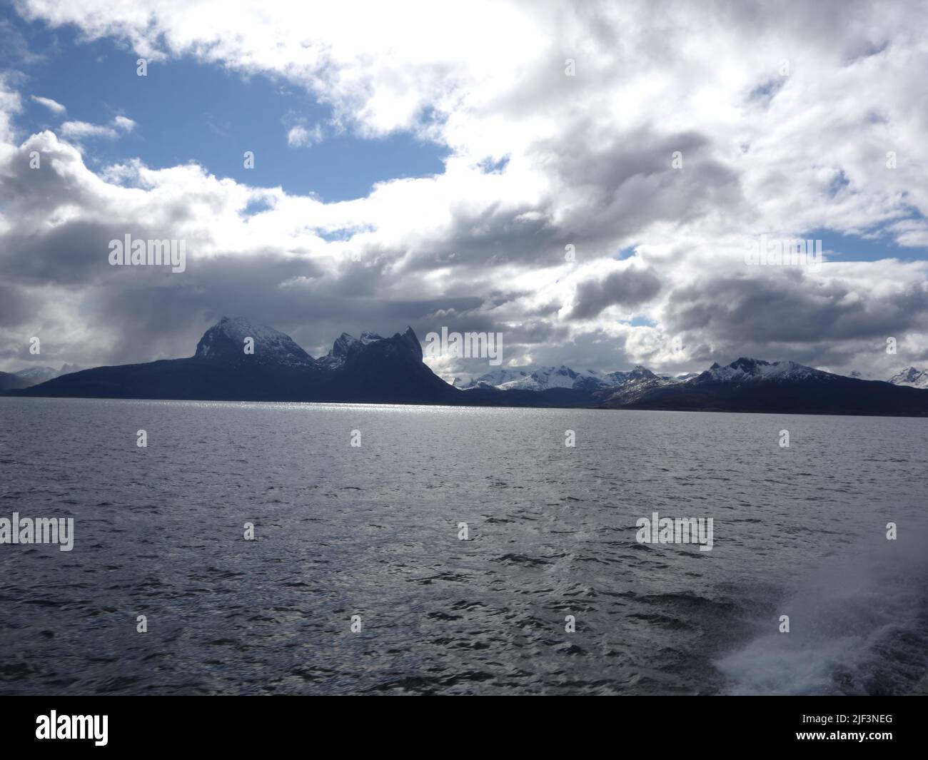 Vista dalla barca express verso Kjærringøy, e le cime della montagna; Eidetinden 1020 masl, Kaffetind 885 masl, Opplitindan 863 masl, Strandåtinden. Foto Stock