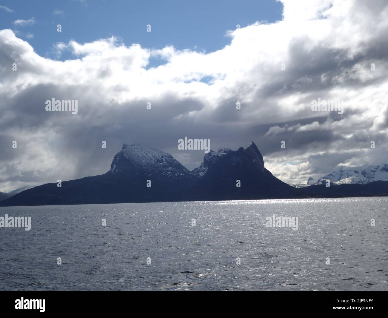 Vista dalla barca express verso Kjærringøy, e le cime della montagna; Eidetinden 1020 masl, Kaffetind 885 masl, Opplitindan 863 masl, Strandåtinden. Foto Stock