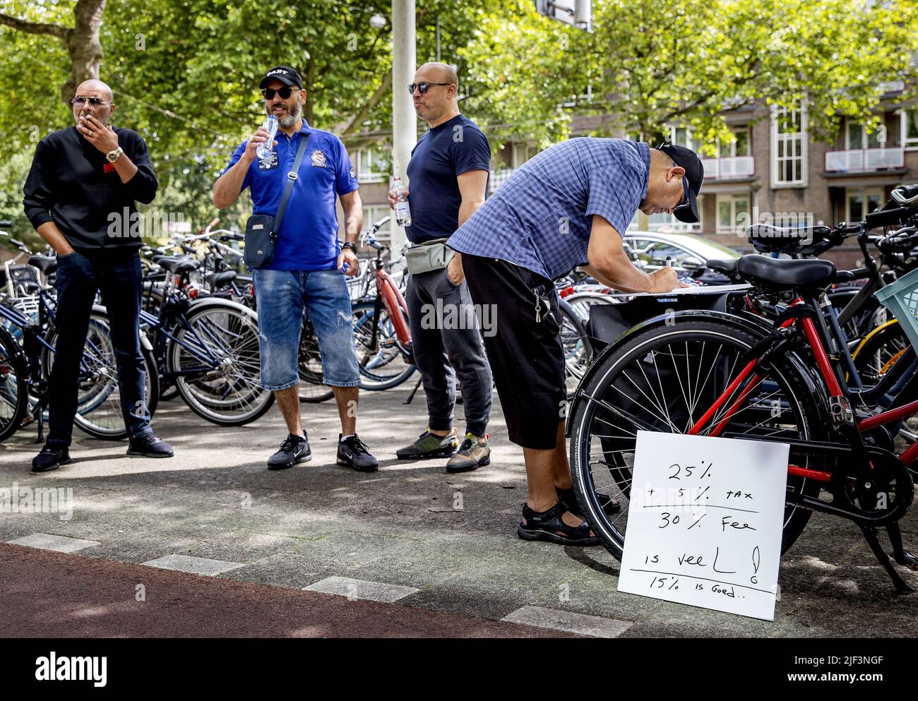 2022-06-29 14:30:20 AMSTERDAM - Uber driver stanno protestando di fronte al quartier generale della compagnia di taxi. I piloti protestano contro il blocco dei piloti da parte di Uber. La compagnia di taxi ha bloccato i conducenti che annullano troppi viaggi per tre settimane. ANP KOEN VAN WEEL olanda OUT - belgio OUT Foto Stock