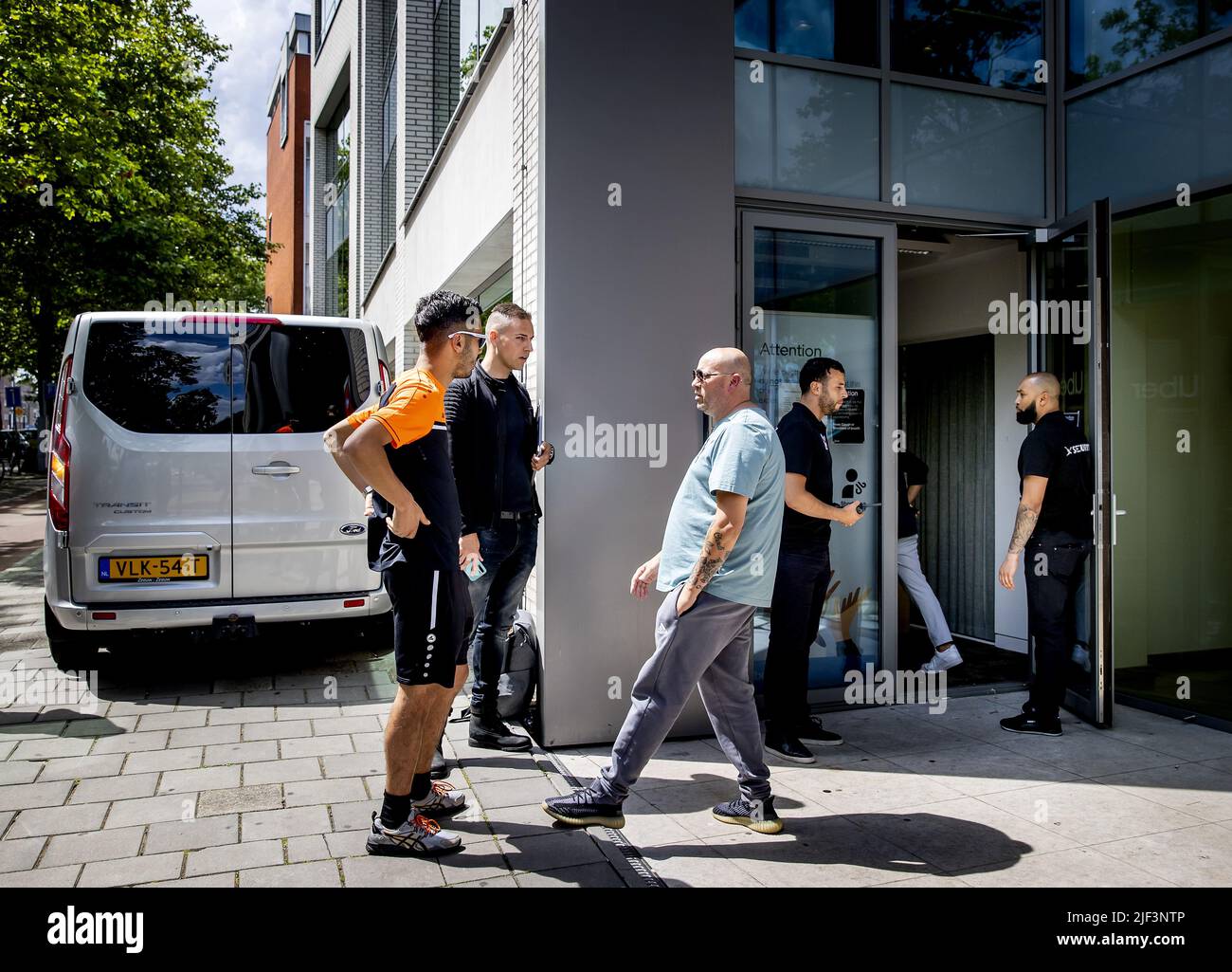 2022-06-29 14:22:39 AMSTERDAM - alcuni piloti Uber sono invitati per una conversazione durante una campagna per la sede della compagnia di taxi. I piloti protestano contro il blocco dei piloti da parte di Uber. La compagnia di taxi ha bloccato i conducenti che annullano troppi viaggi per tre settimane. ANP KOEN VAN WEEL olanda OUT - belgio OUT Foto Stock