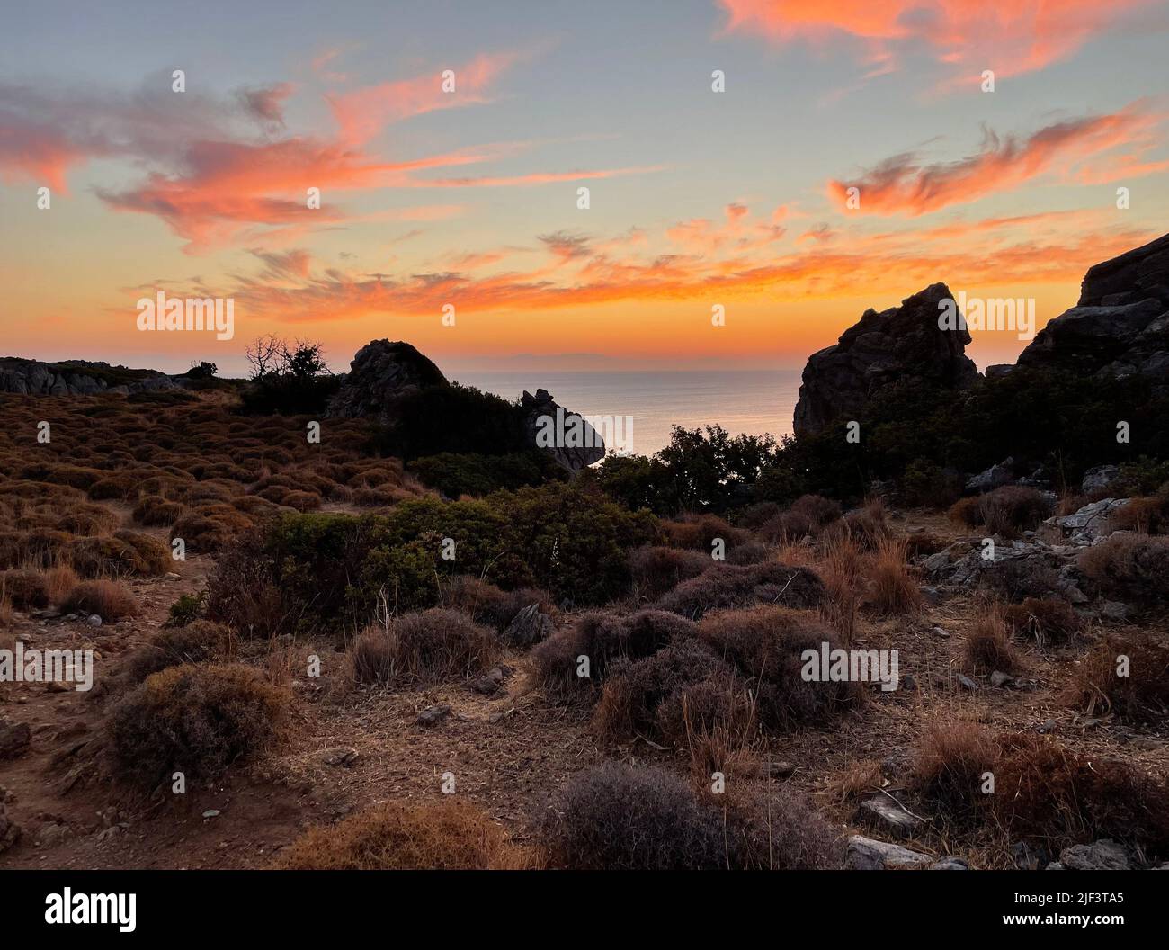 Bell'Alba a Faliraki costa orientale dell'isola greca, Anthony Quinn Bay, Rodi, Grecia Foto Stock