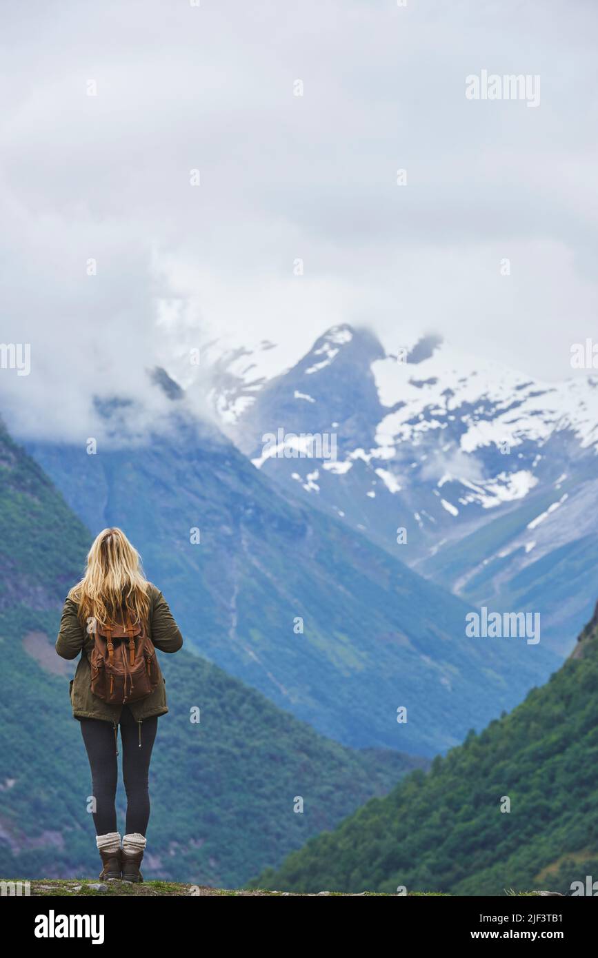 Viaggia avventura donna godendo la vista della maestosa valle glaciale durante l'esplorazione scoprire la bella terra Foto Stock