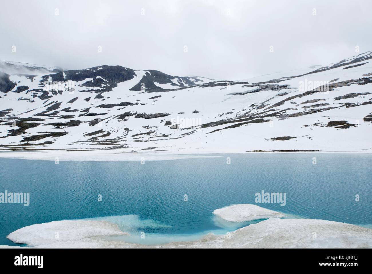 Maestoso paesaggio bellissimo lago glaciale e ghiaccio neve montagna blu bianco Foto Stock