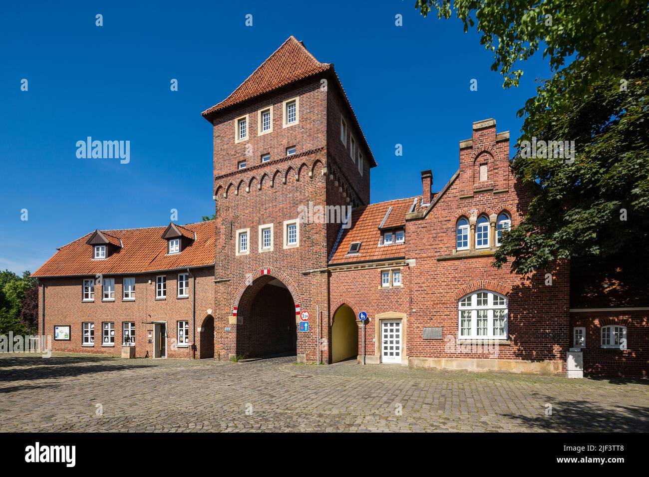 Germania, Coesfeld, Berkel, Baumberge, Muensterland, Westfalia, Renania Settentrionale-Vestfalia, NRW, Walkenbruecke Town Gate con il museo municipale 'Das Tor' al torrente Berkel Umflut, ex fortificazione della città, edificio in mattoni Foto Stock