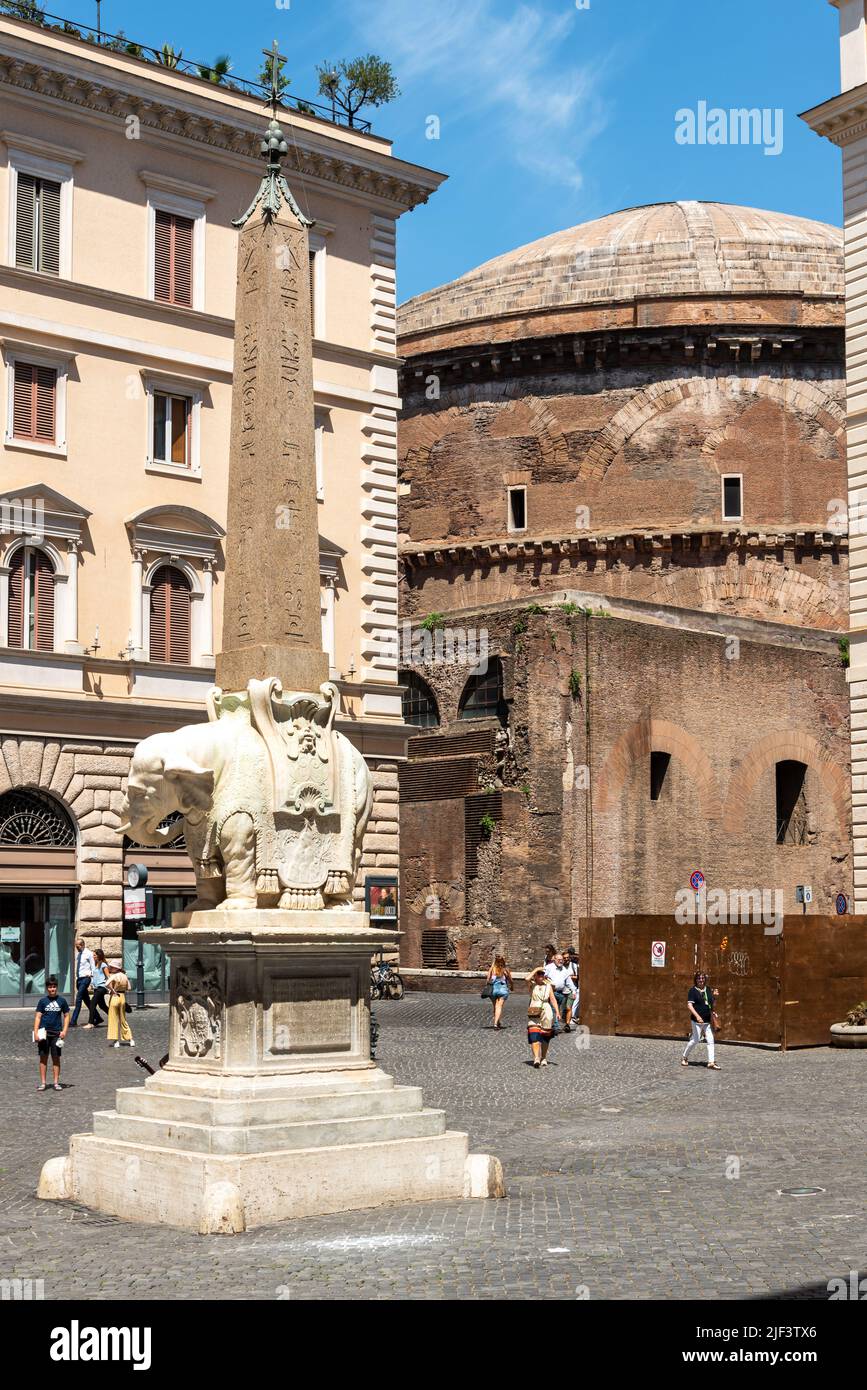 Antico obelisco di elefante romano situato in piazza romana vicino alle rovine del Pantheon Foto Stock