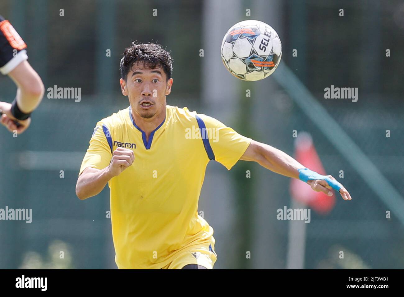 Shinji Kagawa di STVV ha ritratto in azione durante una partita di calcio amichevole tra il belga Jupiler Pro League team Standard de Liege e STVV Sint-Truidense VV, a Liege, mercoledì 29 giugno 2022. BELGA FOTO BRUNO FAHY Foto Stock