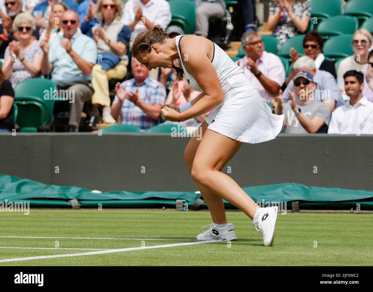 Wimbledon, Gran Bretagna 29th. Giugno, 2022. Il tennista tedesco Jule Niemeier festeggia al Wimbledon 2022 Championships di mercoledì 29 giugno 2022, © Juergen Hasenkopf / Alamy Live News Foto Stock
