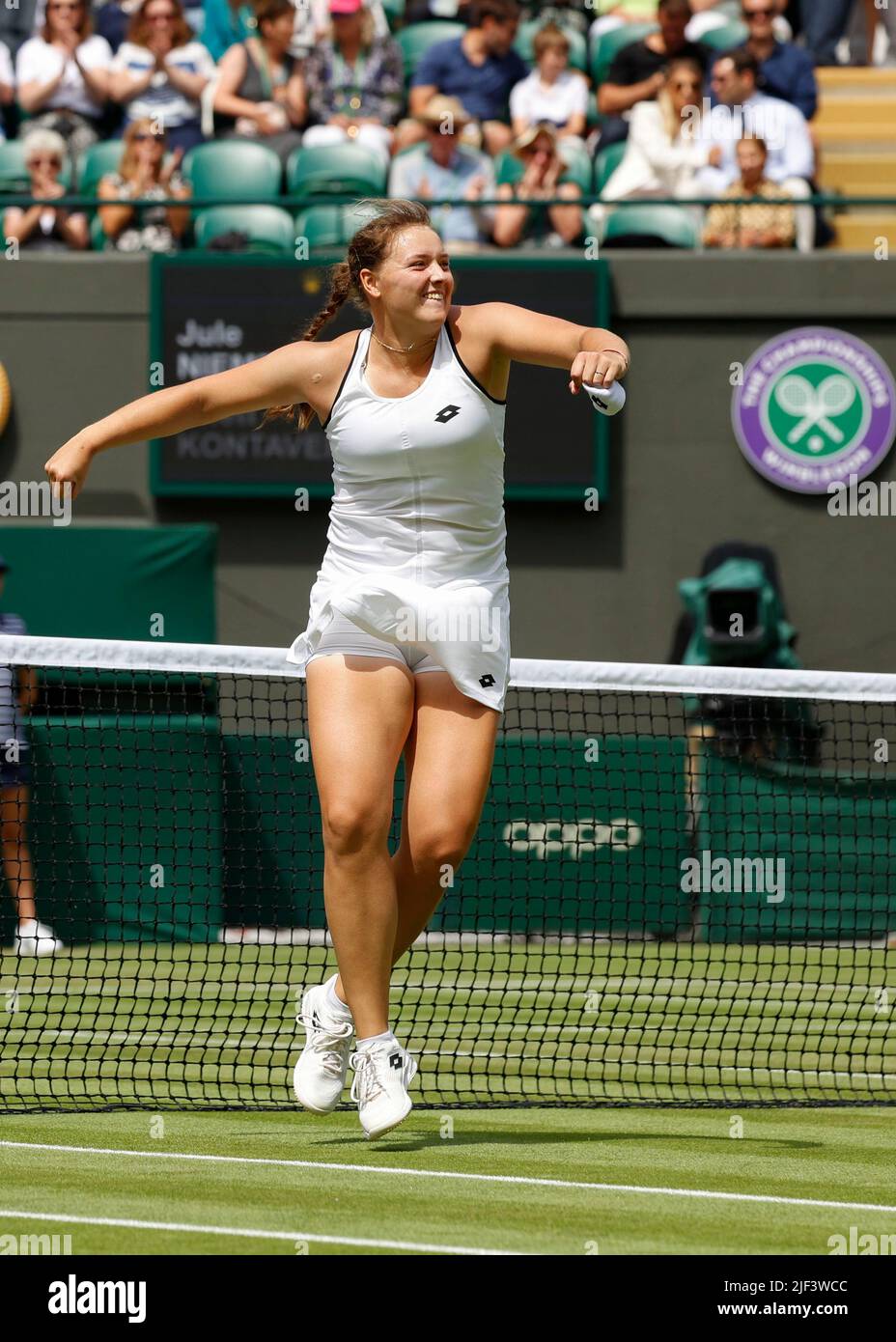 Wimbledon, Gran Bretagna 29th. Giugno, 2022. Il tennista tedesco Jule Niemeier festeggia al Wimbledon 2022 Championships di mercoledì 29 giugno 2022, © Juergen Hasenkopf / Alamy Live News Foto Stock