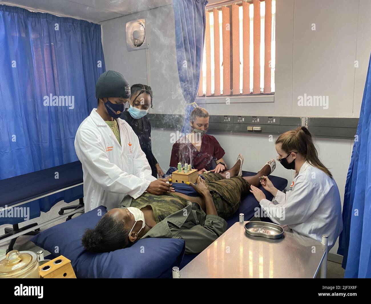 Pechino, Cina. 29th giugno 2022. Gli studenti dell'Università di Johannesburg trattano un paziente utilizzando l'agopuntura cinese nella clinica didattica della scuola di Johannesburg, Sudafrica, 17 settembre 2021. PER ANDARE CON 'China Focus: L'agopuntura della Cina guadagna popolarità nei paesi BRICS' Credit: Xinhua/Alamy Live News Foto Stock