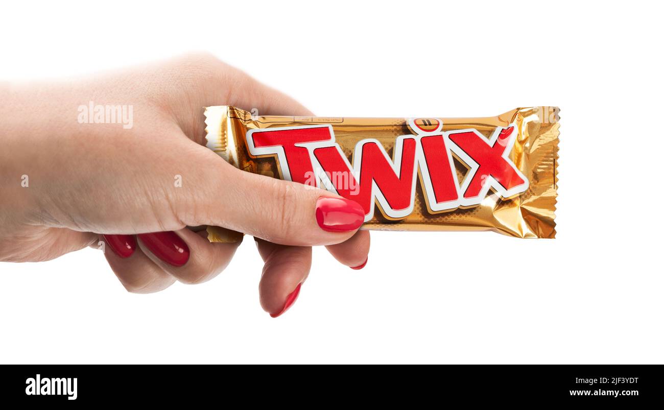 CHISINAU, MOLDAVIA - 28 giugno 2022: Donna tiene in mano Twix minis candy bar. Fotografia editoriale illustrativa di sfondo bianco isolato. Cibo Th Foto Stock