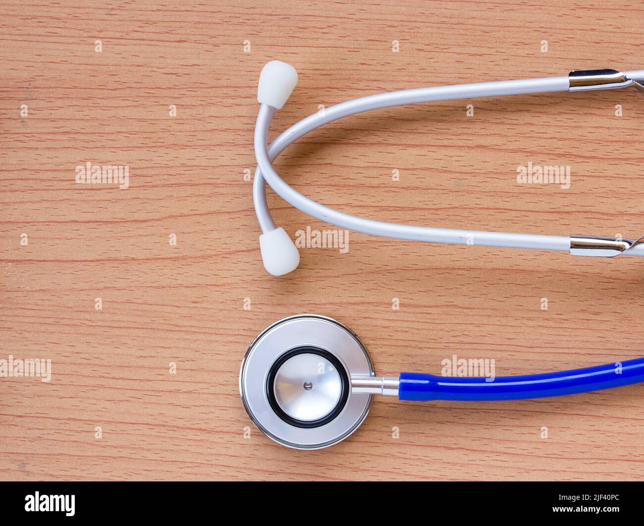 Luogo di lavoro di un medico. Stetoscopio su sfondo di legno. Vista dall'alto con spazio per la copia. Concetto di salute. Foto Stock