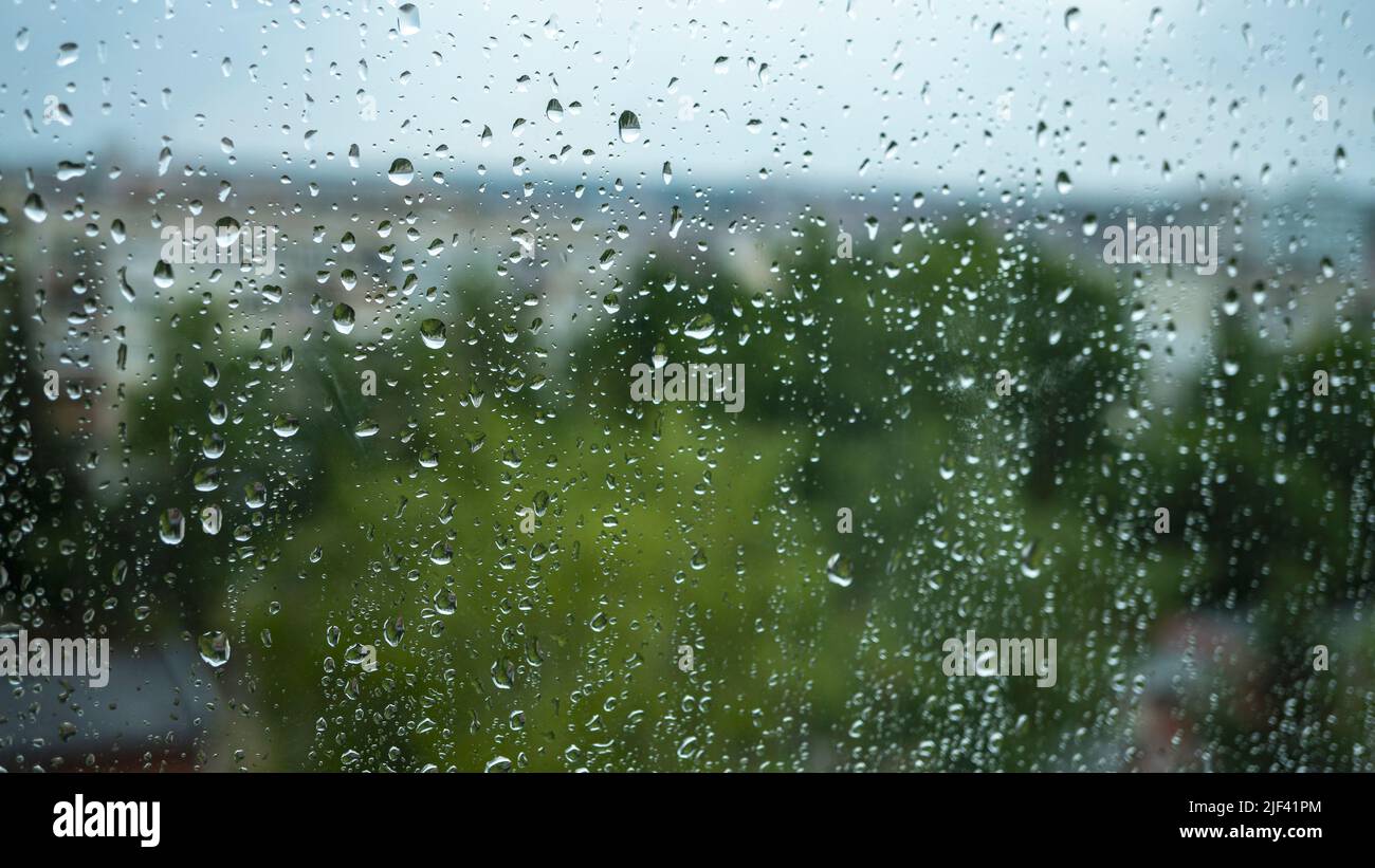 Primo piano su gocce d'acqua sulle finestre come sfondo. Primo piano su gocce d'acqua sulle finestre come sfondo. Foto Stock