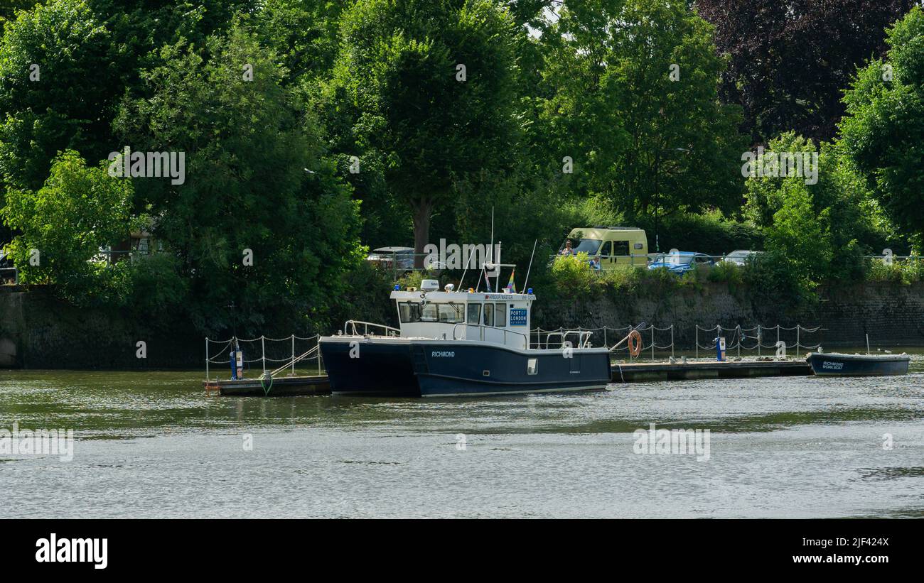 Una barca del Porto di Londra Authority ormeggiata sul Tamigi vicino a Richmond Foto Stock