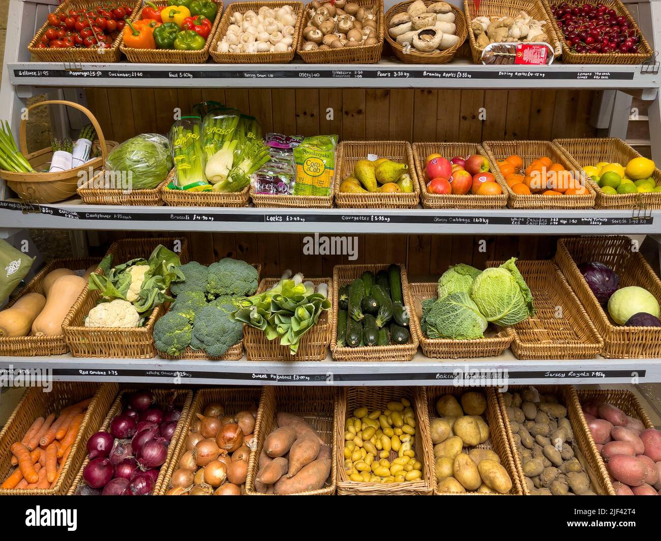Frutta e verdura esposte in cestini in un negozio di fattoria in un negozio di fattoria del Regno Unito. Foto Stock